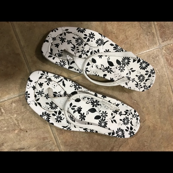 New condition lululemon sz 7 sandals